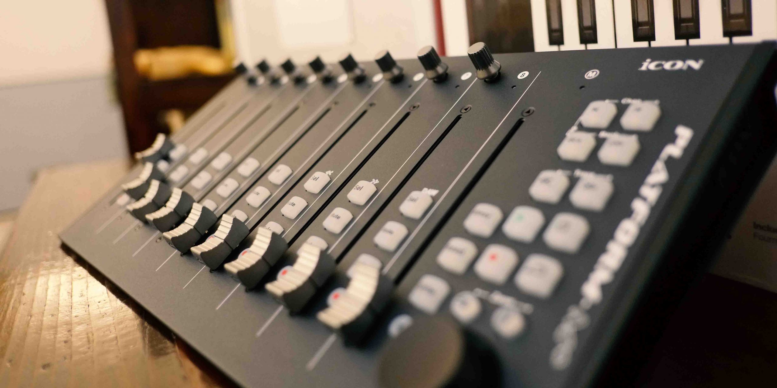 Icon Platform M+ – Hands, Tools of the Mind - Age of Audio